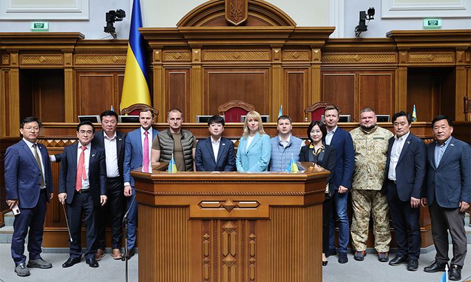 우크라이나를 방문한 국민의힘 이준석 대표와 대표단이 지난 6일 우크라이나 국회를 방문, 기념촬영을 하고 있다. 연합뉴스