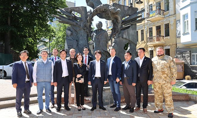 우크라이나를 방문한 국민의힘 이준석 대표와 대표단이 지난 6일 우크라이나 의원들과 한-우크라이나 의원 친선협회 오찬을 마친 뒤 기념촬영을 하고 있다. 연합뉴스