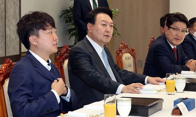 윤석열 대통령이 10일 용산 대통령실 청사 대접견실에서 열린 국민의힘 지도부 초청 오찬 간담회에서 대화하고 있다. 왼쪽부터 이준석 대표, 윤 대통령, 권성동 원내대표. 연합뉴스