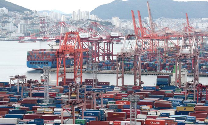 부산 남구 신선대부두와 감만부두 야적장에 수출입 컨테이너 화물이 가득 쌓여 있다. 연합뉴스