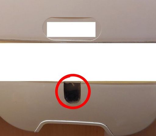 초소형 카메라가 화장실 휴지걸이 투명창에 설치된 모습. SNS 캡처