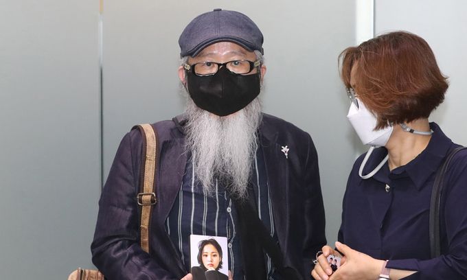 이주완 故 이예람 중사의 아버지가 지난 13일 서울 서대문구 특검 사무실에서 이 중사의 사망 사건을 수사하는 안미영 특별검사와의 면담에 앞서 딸의 사진을 취재진에게 보여주고 있다. 뉴스1