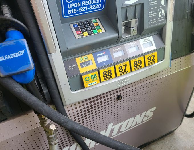 지난달 25일(현지시간) 미국 일리노이주 시카고 인근 그런디 카운티의 채나혼에 위치한 손튼스(Thorntons) 주유소의 주유 기계. 가장 왼쪽의 노란색 버튼이 E85 연료, 왼쪽에서 두번째는 E15, 나머지 3개는 E10이다. 옥탄가별로 가격이 다르다. 시카고=김수연 기자