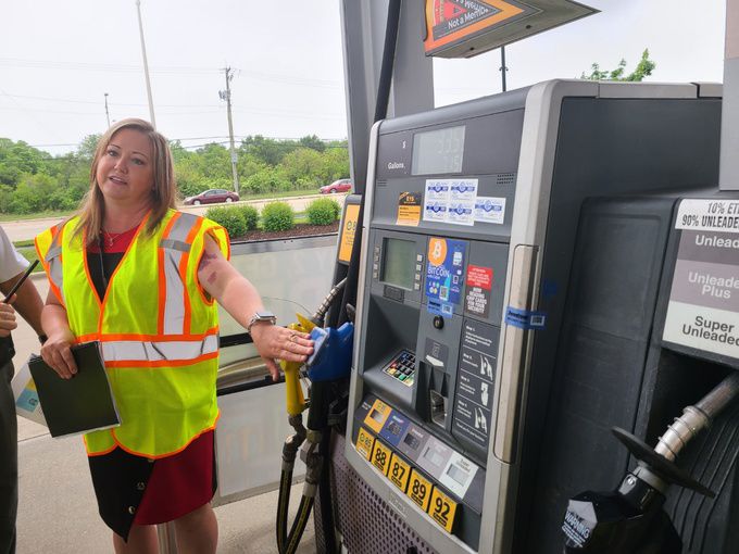 지난달 25일(현지시간) 미국 일리노이주 시카고 인근 그런디 카운티의 채나혼에 위치한 손튼스(Thorntons) 주유소에서 지역 매니저인 빌리 존슨이 바이오에탄올 함유량에 관해 설명하고 있다. 시카고=김수연 기자
