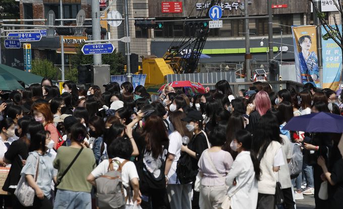 지난 13일 서울 중구 장충체육관에서 진행되는 방탄소년단(BTS) Mnet '엠카운트다운' 녹화장 앞에 팬클럽 아미로 인산인해를 이루고 있다. 뉴스1