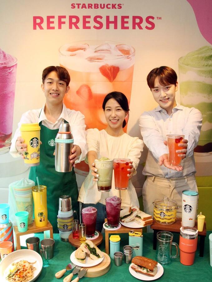 14일, 스타벅스 한국프레스센터점에서 진행한 출시 사진행사에서 모델들이 신제품을 선 보이고 있다.