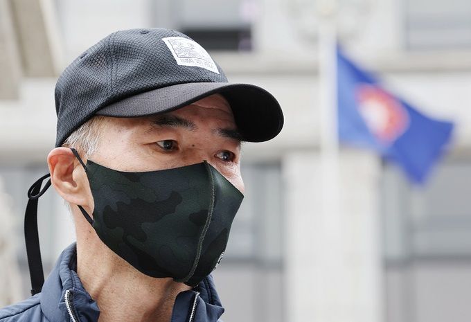 2020년 9월 서해상에서 북한군 피격으로 숨진 해양수산부 공무원 이모씨의 형 이래진씨가 지난 4월13일 서울 종로구 재동 헌법재판소 앞에서 ‘대통령기록물법 위헌’ 헌법소원 청구 및 가처분신청 기자회견을 하고 있다. 연합뉴스