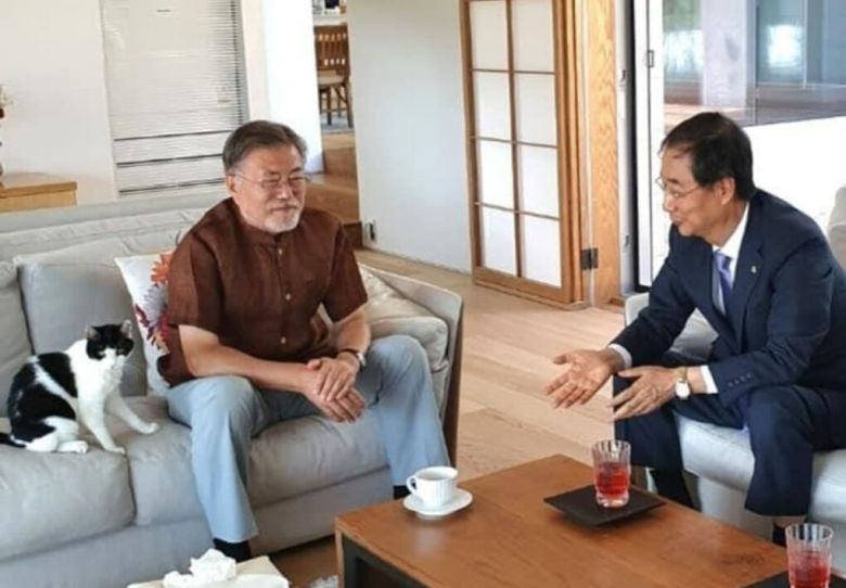 한덕수 국무총리(오른쪽)가 16일 경남 양산 평산마을을 찾아 문재인 전 대통령을 예방하고 대화하고 있다. 한덕수 국무총리 페이스북 갈무리