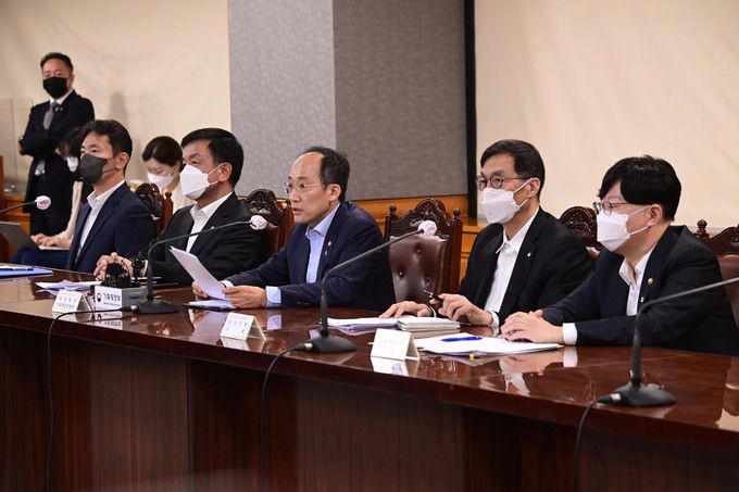 추경호 경제부총리 겸 기획재정부 장관이 16일 오전 서울 중구 은행회관에서 비상거시경제금융회의를 마친 뒤 현장 브리핑 하고 있다. 왼쪽부터 이복현 금융감독원 원장, 최상목 경제수석, 추경호 경제부총리 겸 기획재정부 장관, 이창용 한국은행 총재, 김소영 금융위원회 부위원장.    공동취재사진