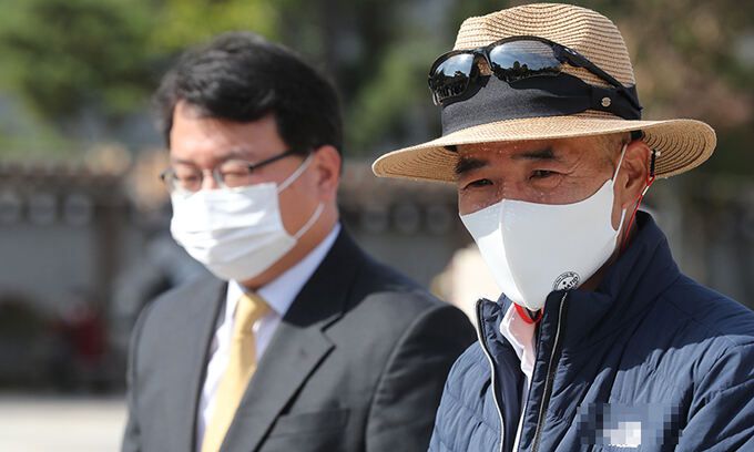 대통령실 국가안보실은 16일 ''서해 공무원 피살 사건'' 정보공개청구 소송에서 항소를 취하했다. 사진은 서해 연평도 해상에서 표류 중 북한군에 사살돼 숨진 해양수산부 산하 공무원 A씨의 형 이래진 씨가 2020년 10월 28일 청와대 분수대 앞에서 ''정보공개 청구 기자회견''을 하는 모습. 연합뉴스