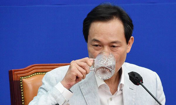 더불어민주당 우상호 비상대책위원장이 19일 서울 여의도 국회에서 열린 기자간담회에서 물을 마시고 있다. 국회사진기자단