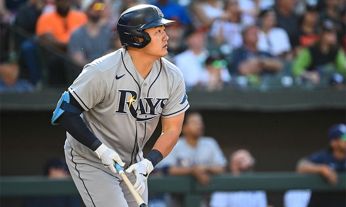 탬파베이 최지만이 19일 미국 메릴랜드주 볼티모어의 오리올 파크 앳 캠던 야즈에서 열린 볼티모어와의 경기에서 홈런을 날린 뒤 타구를 바라보고 있다. 볼티모어=AP연합뉴스