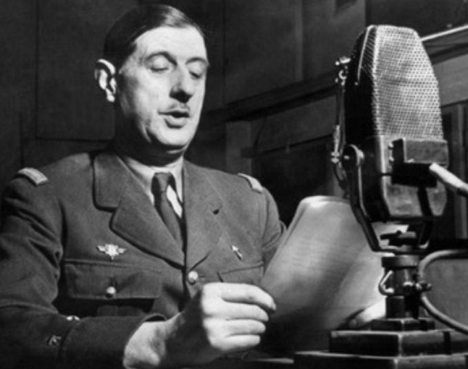 2차대전 초반인 1940년 프랑스가 나치 독일에 항복하기로 방침을 굳히자 그에 불복해 영국으로 망명한 샤를 드골 장군이 6월 18일 BBC 라디오를 통해 ‘대국민 호소문’을 낭독하는 모습. 세계일보 자료사진