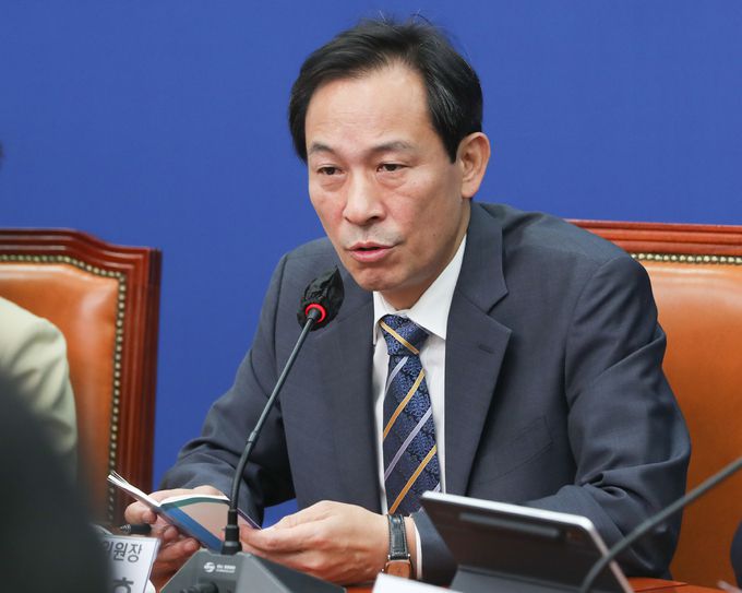 더불어민주당 우상호 비상대책위원장이 20일 오전 국회에서 열린 비상대책위원회의에서 발언하고 있다.   국회사진기자단