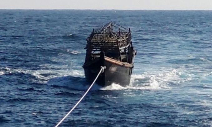 지난 2019년 11월 8일 해군이 동해상에서 북한 목선을 북측에 인계하기 위해 예인하고 있다. 해당 목선에 승선하고 있던 탈북 주민 2명은 전날 북한으로 추방됐다. 뉴스1