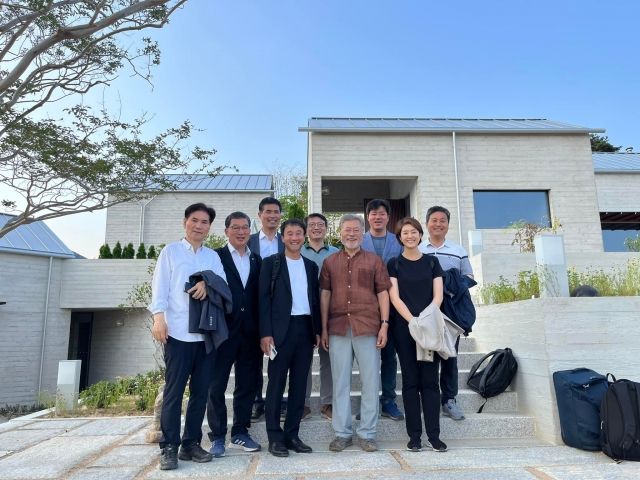 왼쪽부터 이용선·신정훈·이원택·한병도·김의겸 국회의원. 문재인 전 대통령, 박상혁·고민정·김영배 의원이 19일 경남 양산 평산마을의 문 전 대통령 사저에서 기념촬영을 하고 있다. 고민정 민주당 의원 페이스북