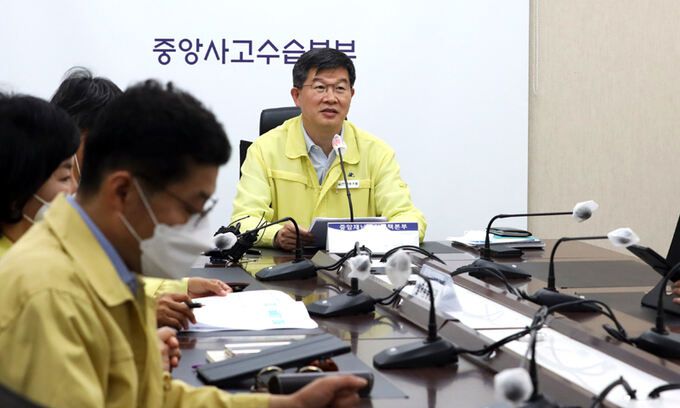 이기일 중대본 제1총괄조정관(보건복지부 2차관)이 22일 정부세종청사에서 열린 중대본 회의에서 여름철 휴가 방역대책 및 원숭이두창 국내 첫 의심환자와 관련해 모두발언을 하고 있다. 뉴스1