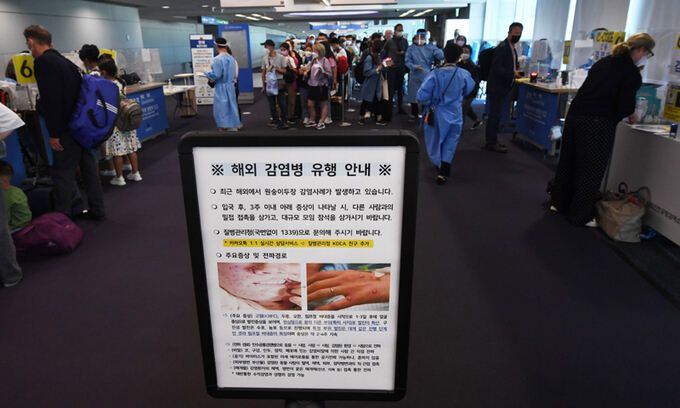 지난 5월 27일 인천국제공항 제1여객터미널 입국장에 원숭이 두창 관련 안내문이 게시되어 있다. 공동취재사진