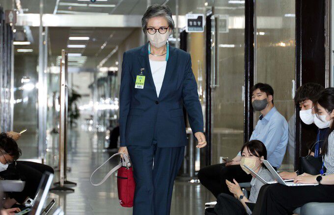 이양희 국민의힘 윤리위원장이 지난 22일 이준석 당대표의 성상납 의혹과 관련해 징계를 논의하기 위해 회의장으로 들어가고 있다. 뉴시스