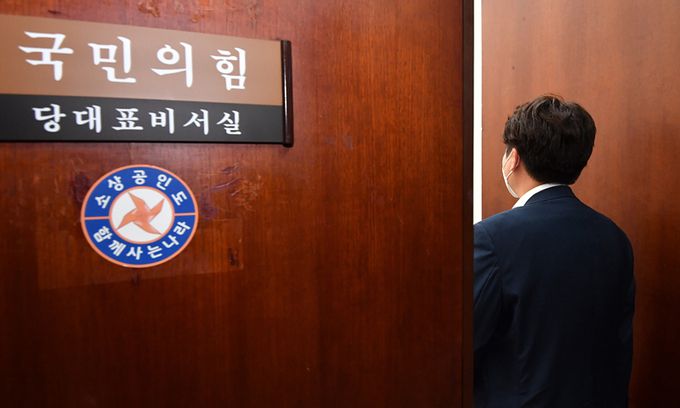 윤리위원회 징계 심의를 앞둔 국민의힘 이준석 대표가 22일 저녁 식사를 마치고 국회 당대표실로 향하고 있다. 국회사진기자단
