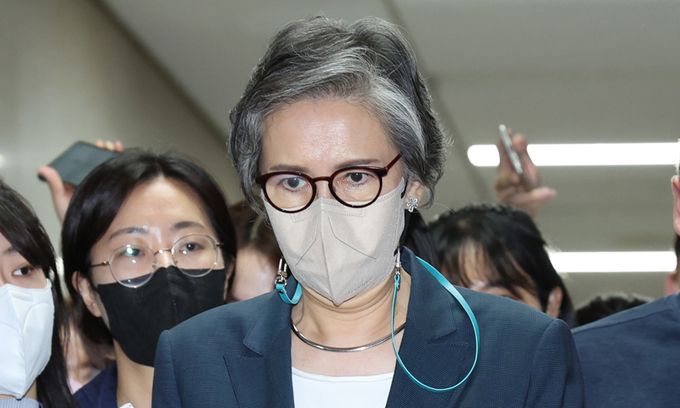 국민의힘 이양희 윤리위원장이 22일 국회에서 열린 중앙윤리위원회 도중에 잠시 회의장 밖으로 나와 취재진의 질문에 답하고 있다. 국회사진기자단