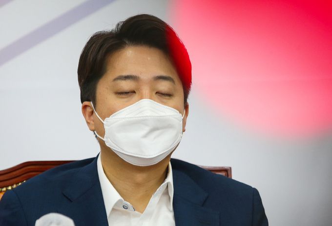 이준석 국민의힘 대표가 23일 서울 여의도 국회에서 열린 최고위원회의에서 눈을 감고 생각에 잠겨 있다. 뉴스1
