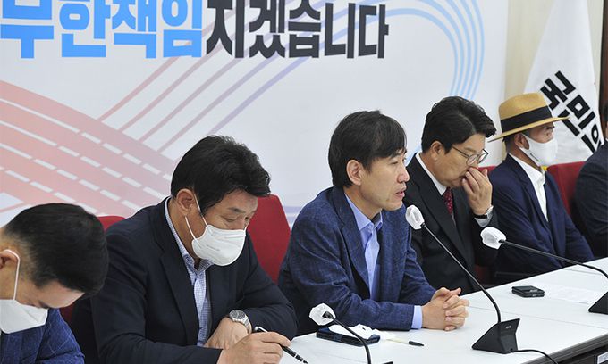 지난 24일 국회에서 열린 국민의힘 해수부 공무원 피격사건 진상조사 TF 유족 초청 간담회에서 TF 위원장인 하태경 의원이 발언하고 있다. 연합뉴스