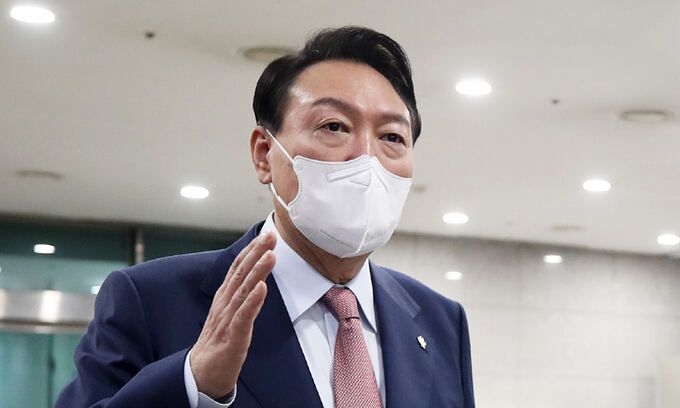 윤석열 대통령이 지난 9일 용산 대통령실 청사로 출근하며 취재진의 질문에 답하고 있다. 대통령실사진기자단