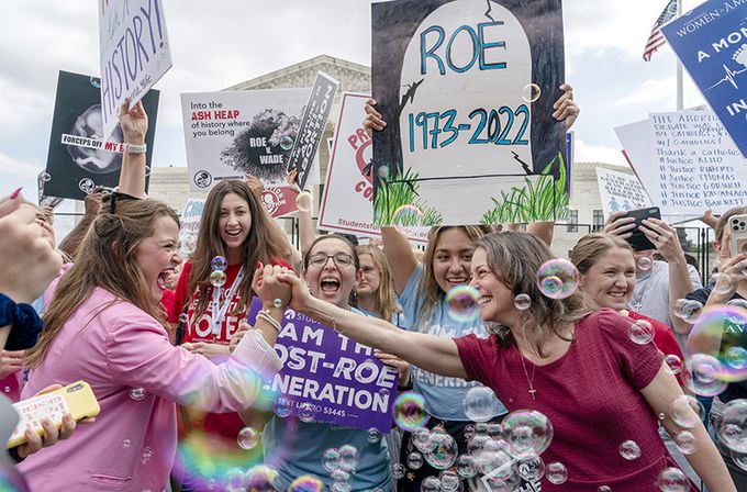 낙태권 폐지 “환영” 미국 연방대법원이 낙태권 보장 판례를 폐기한 24일(현지시간) 워싱턴 대법원 앞에 모인 낙태 반대론자들이 활짝 웃는 얼굴로 서로 손을 맞잡으며 기뻐하고 있다. 워싱턴=AP연합뉴스