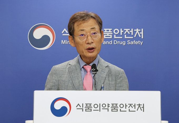 오일환 중앙약사심의위원회 위원장이 27일 오전 충북 청주시 식품의약품안전처에서 SK바이오사이언스사의 코로나19 백신 ‘스카이코비원멀티주’ 관련 중앙약사심의위원회 자문 결과를 발표하고 있다. 청주=연합뉴스