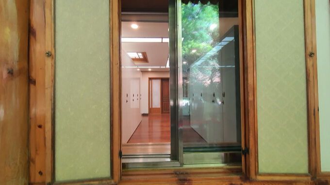 청와대 관저 뒷편 창으로 본 옷방.