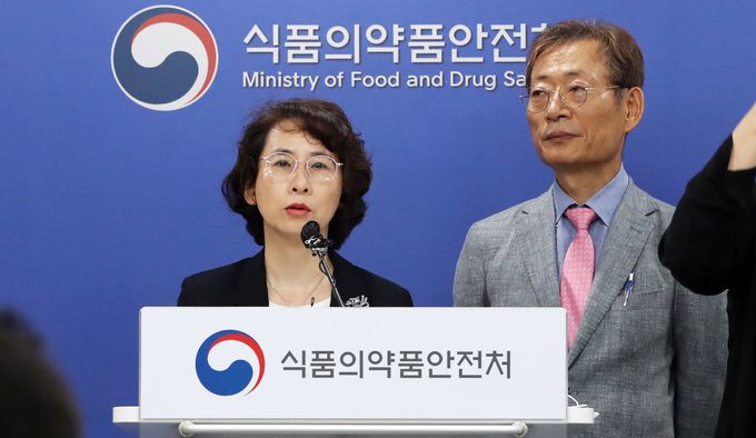 서경원 식품의약품안전평가원 원장(왼쪽)과 오일환 중앙약사심의위원회 위원장이 27일 오전 충북 청주시 오송읍 식품의약품안전처에서 SK바이오사이언스 코로나 19 백신 중앙약사심사위원회 자문 결과를 브리핑 하고 있다. 뉴스1