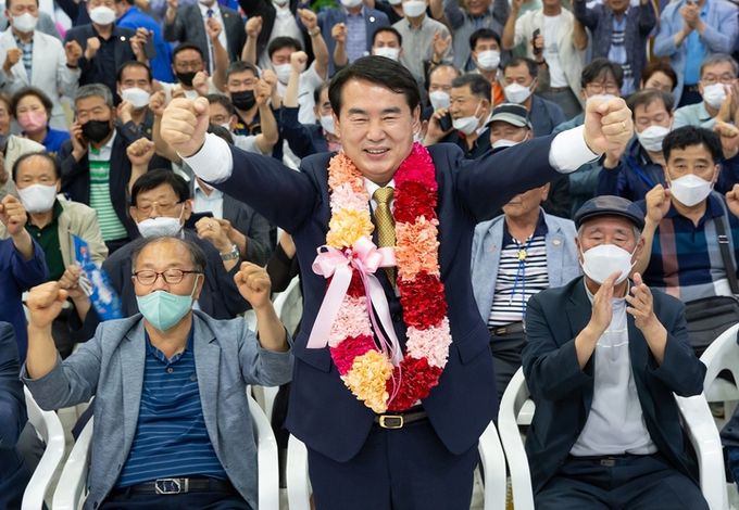 이정선 광주시교육감 당선인이 지난 2일 광주 서구 치평동에 위치한 선거사무소에서 당선 확실이 되자 꽃 목걸이를 걸고 세리머니를 하고 있다. 이정선 선거 캠프 제공