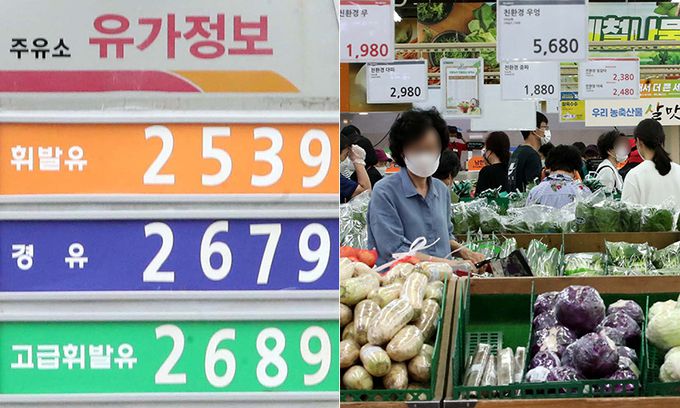 기름값 7주 연속 최고… 폭염까지 겹쳐 ‘金채소’ 국내 휘발유와 경유 가격이 7주 연속 최고치를 이어 가면서 기름값 2000원 이하 주유소가 사실상 사라졌고, 예년보다 빨라진 폭염 경보와 작황 부진에 여름철 농산물 가격 상승도 예상돼 먹거리 물가에 비상이 걸렸다. 26일 서울의 한 대형마트에서 시민들이 농산물을 살펴보고 있고(오른쪽 사진), 한 주유소에는 유가정보가 게시돼 있다. 남정탁 기자