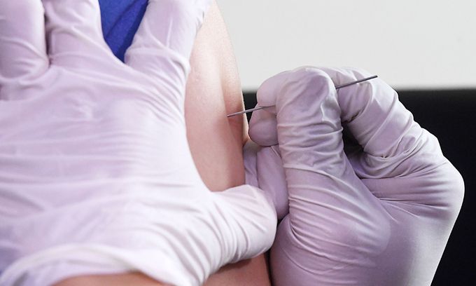 27일 서울 중구 국립중앙의료원에서 의료진이 분지침을 이용해 원숭이두창 백신을 접종하고 있다. 공동취재사진