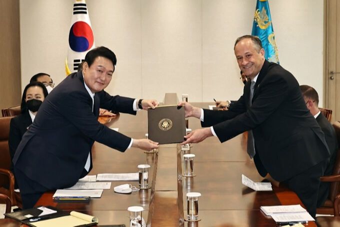 윤석열 대통령이 지난 5월10일 취임식 직후 미국 정부 축하사절단을 이끌고 온 ‘세컨드젠틀맨’ 더글러스 엠호프 변호사(오른쪽)로부터 조 바이든 대통령의 친서를 전달받고 있다. 이재문 기자