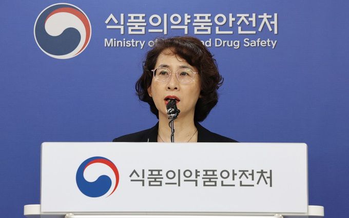 서경원 식품의약품안전평가원 원장이 27일 오전 충북 청주시 식품의약품안전처에서 SK바이오사이언스사의 코로나19 백신 ‘스카이코비원멀티주’ 관련 중앙약사심의위원회 자문 결과를 발표하고 있다. 청주=연합뉴스