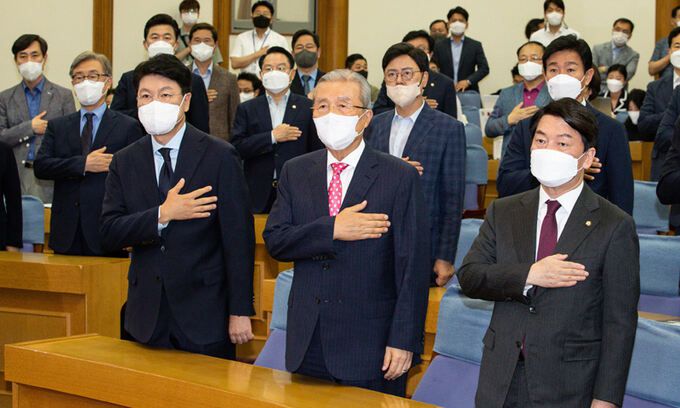 국민의힘 김종인 전 비상대책위원장과 의원들이 27일 국회에서 열린 ‘대한민국 미래혁신포럼’ 행사에서 국민의례를 하고 있다. 앞줄 왼쪽부터 국민의힘 장제원 의원, 김 전 위원장, 안철수 의원. 서상배 선임기자