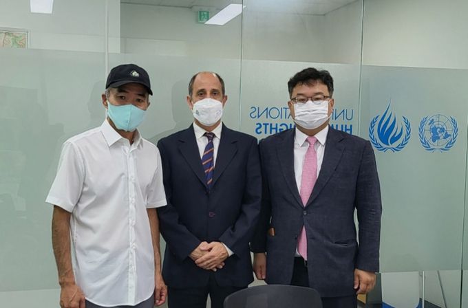 서해 피격 공무원 고 이대준씨의 형 이래진 씨와 유족 법률대리인인 김기윤 변호사가 28일 오전 서울 종로구 서울유엔인권사무소에서 토마스 오헤아 킨타나 유엔 북한인권특별보고관과 면담했다. 왼쪽부터 이래진 씨, 킨타나 유엔 북한인권특별보고관, 김기윤 변호사. 김기윤 변호사 제공