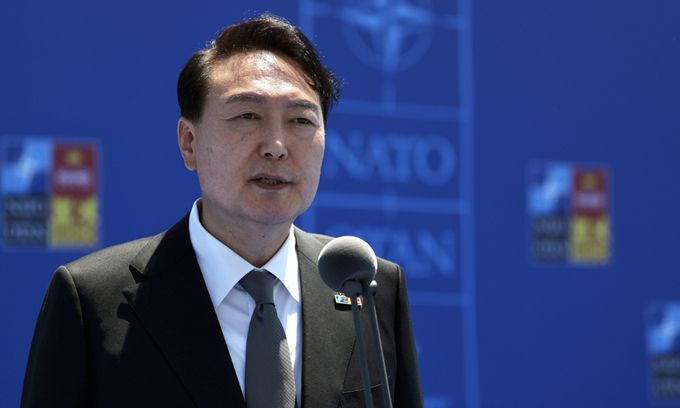 윤석열 대통령이 29일(현지시간) 나토(NATO·북대서양조약기구) 동맹국·파트너국 정상회의가 열리는 스페인 마드리드 이페마(IFEMA)에 도착, 취재진 질의에 답하고 있다. 대통령실사진기자단