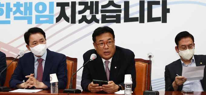 국민의힘 정진석 의원은 이날 국회에서 열린 중진의원 현안 간담회에 참석해 모두 발언을 하고 있다.   허정호 선임기자