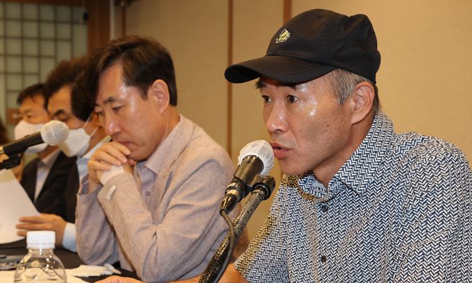 지난 2020년 9월 북한군에 피살된 해양수산부 서해어업관리단 소속 공무원 고(故) 이대준 씨의 형 이래진 씨가 30일 서울 프레스센터에서 열린 국민의힘 해수부 공무원 피격사건 진상조사 TF 외신기자회견에서 발언하고 있다. 연합뉴스