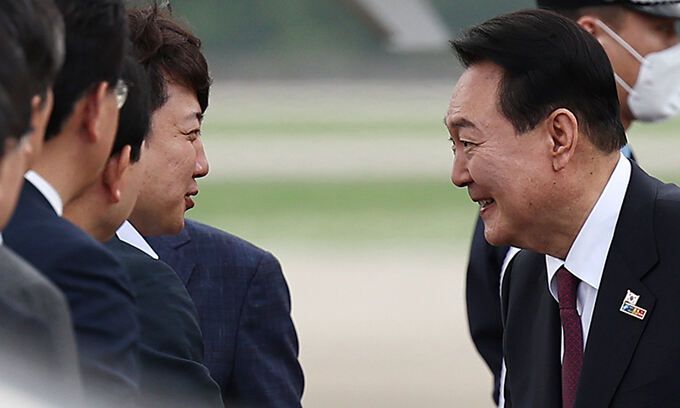 북대서양조약기구(NATO·나토) 정상회의 참석을 위해 3박5일간의 스페인 마드리드 방문을 마친 윤석열 대통령이 1일 성남 서울공항에 도착, 영접나온 국민의힘 이준석 대표와 인사하고 있다. 연합뉴스