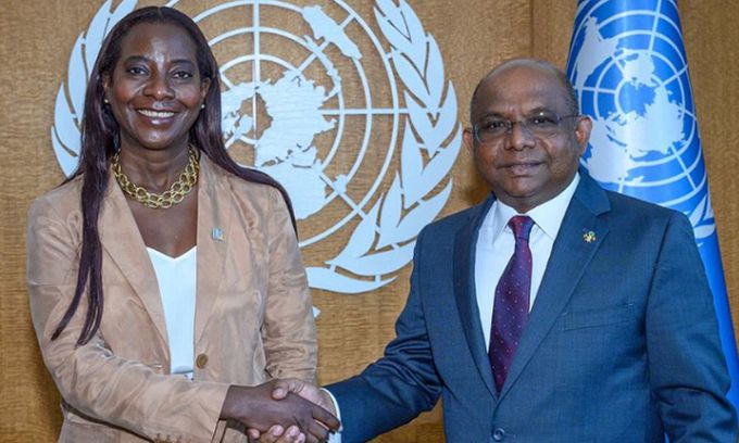 지난 2월 미국 뉴욕시의 간호사 샌드라 린지(왼쪽)가 유엔총회의 초청으로 특별 연설을 하기 전 압둘라 샤히드 유엔총회 의장(몰디브 외교장관)과 만나 악수하는 모습. 유엔본부 홈페이지