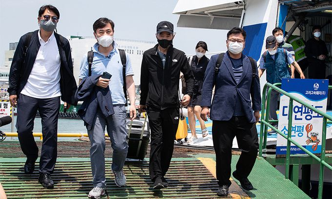 하태경 국민의힘 해수부 공무원 피격사건 진상조사 태스크포스(TF) 위원장(왼쪽 두 번째)과 피살 공무원의 형 이래진씨(왼쪽 세 번째)가 3일 연평도 현장조사를 마친 후 인천항연안여객터미널에 도착하고 있다. 뉴스1