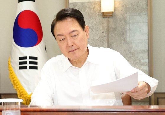 윤석열 대통령이 4일 오전 서울 용산 대통령실에서 열린 수석비서관회의에서 모두발언을 마치고 자료를 정리하는 모습. 대통령실사진기자단