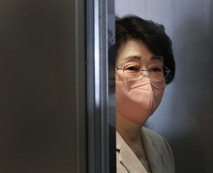 정치자금법 위반 혐의로 검찰 조사를 받게 된 김승희 보건복지부(복지부) 장관 후보자가 4일 자진 사퇴했다. 사진은 김 후보자가 지난 5월 30일 오후 서울 서대문구 국민연금공단 서울북부지역본부에 마련된 인사청문회 준비 사무실로 출근하는 모습. 뉴스1