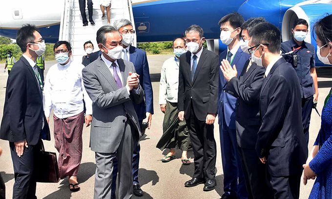 왕이 중국 국무위원 겸 외교부장(가운데). EPA연합뉴스