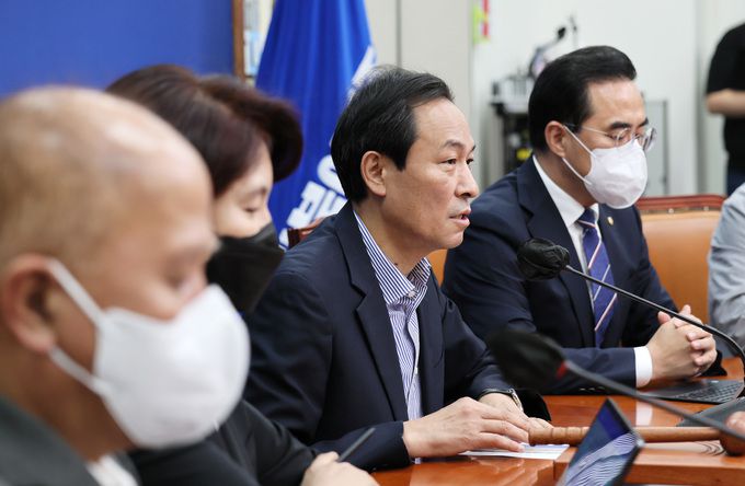 우상호 더불어민주당 비상대책위원장(오른쪽 두 번째)이 지난 4일 오전 서울 여의도 국회에서 열린 비상대책위원회의에서 발언하고 있다.     공동취재
