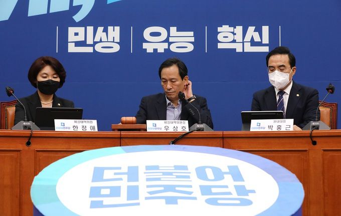 우상호 더불어민주당 비상대책위원장(사진 가운데)과 박홍근 원내대표(오른쪽), 한정애 최고위원이 지난 4일 오전 국회에서 열린 비상대책위원회 회의에 참석하고 있다. 연합뉴스